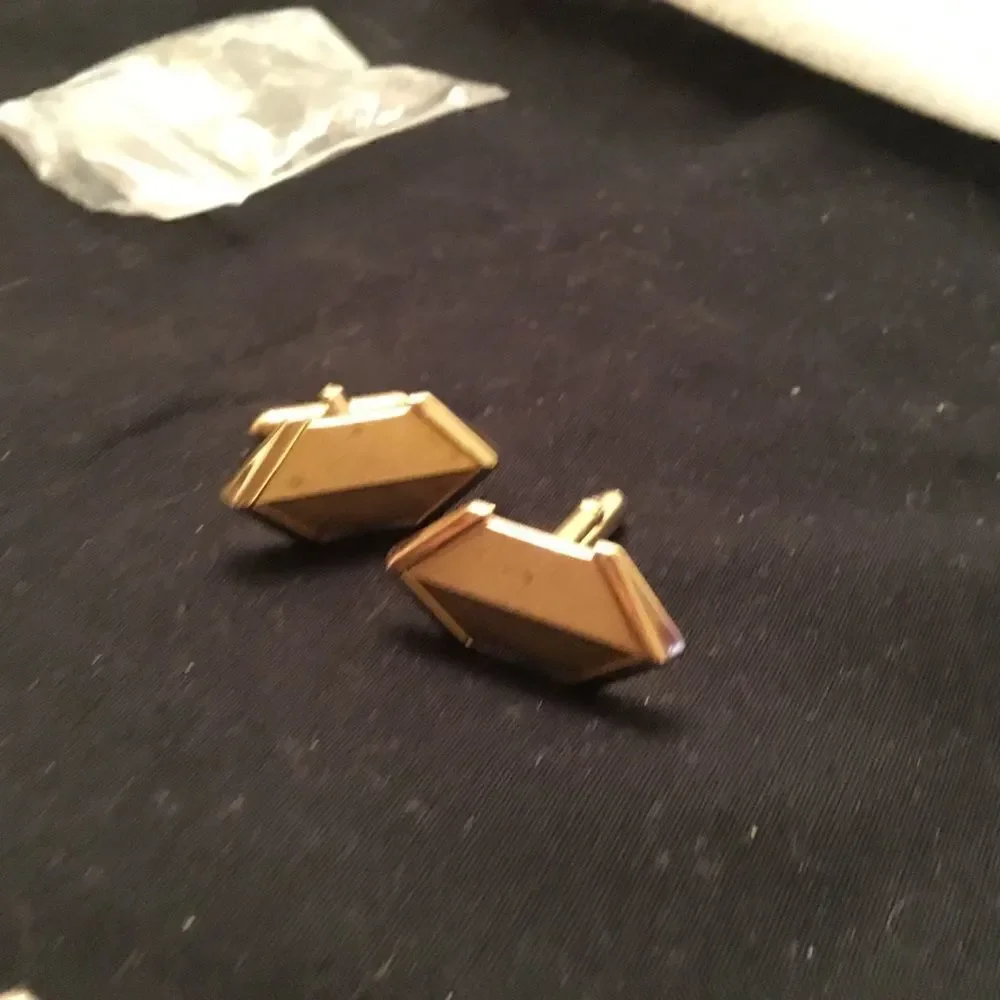 2 Set of Men’s Cufflinks in Silvertone and Goldtone.